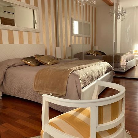 Palazzo Teatro Vecchio-Holiday Suites 살로 외부 사진
