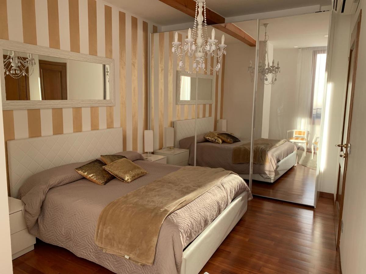 Palazzo Teatro Vecchio-Holiday Suites 살로 외부 사진