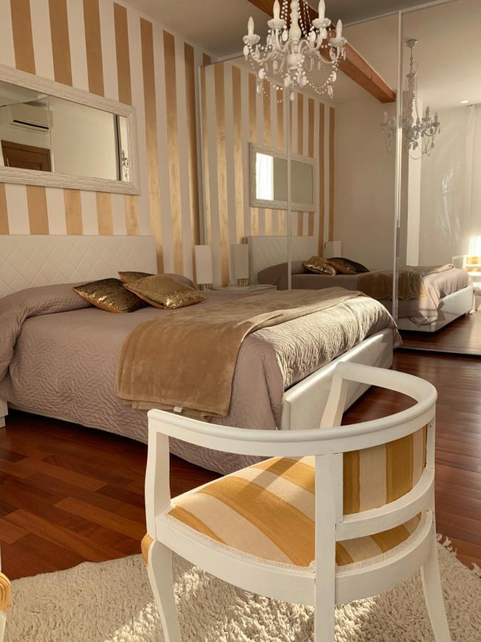Palazzo Teatro Vecchio-Holiday Suites 살로 외부 사진