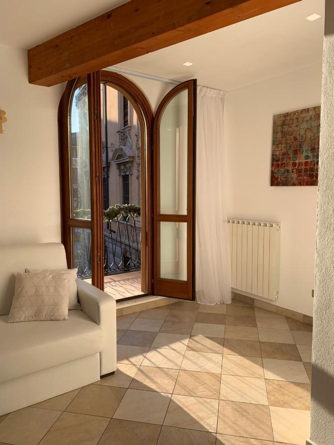 Palazzo Teatro Vecchio-Holiday Suites 살로 외부 사진