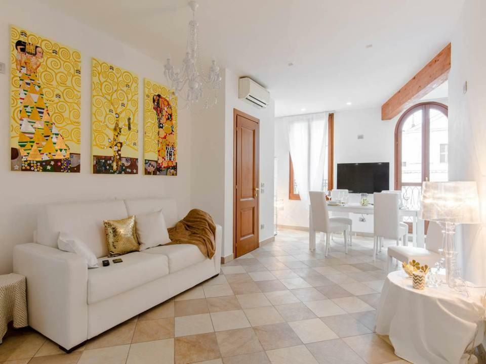 Palazzo Teatro Vecchio-Holiday Suites 살로 외부 사진