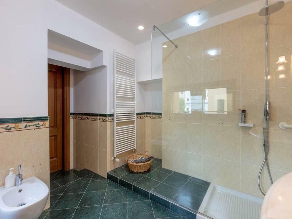 Palazzo Teatro Vecchio-Holiday Suites 살로 외부 사진