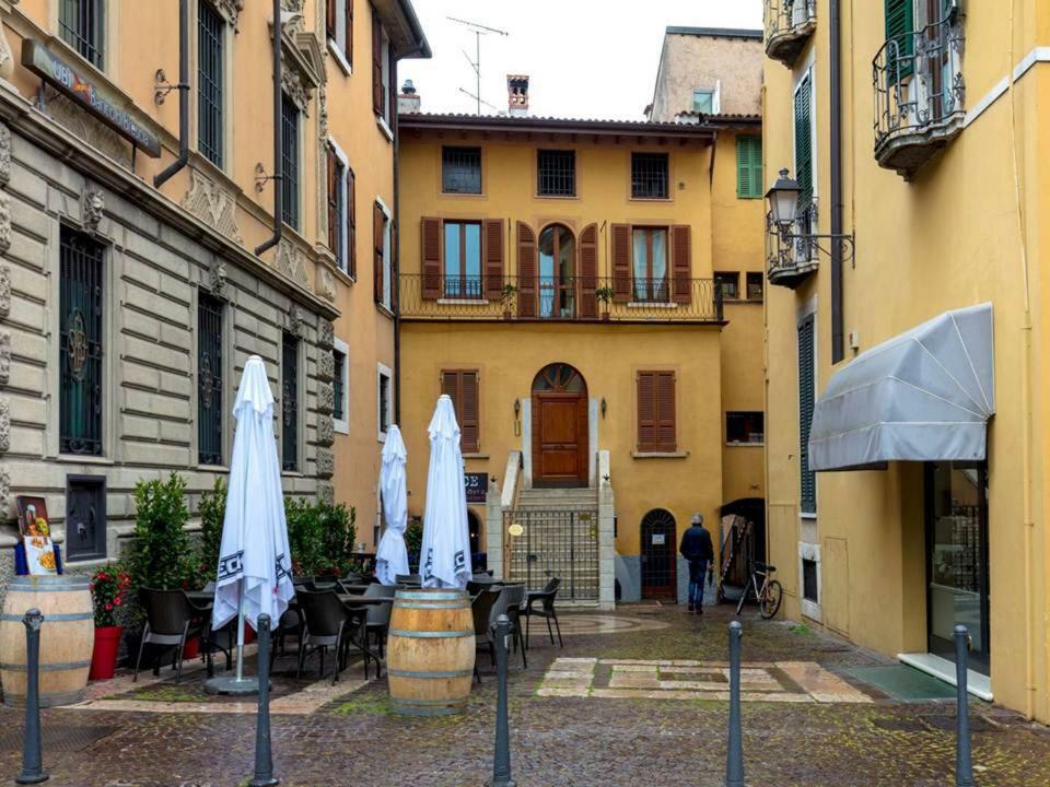 Palazzo Teatro Vecchio-Holiday Suites 살로 외부 사진
