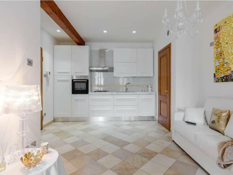 Palazzo Teatro Vecchio-Holiday Suites 살로 외부 사진