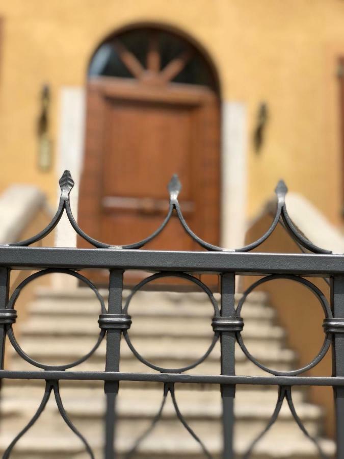Palazzo Teatro Vecchio-Holiday Suites 살로 외부 사진
